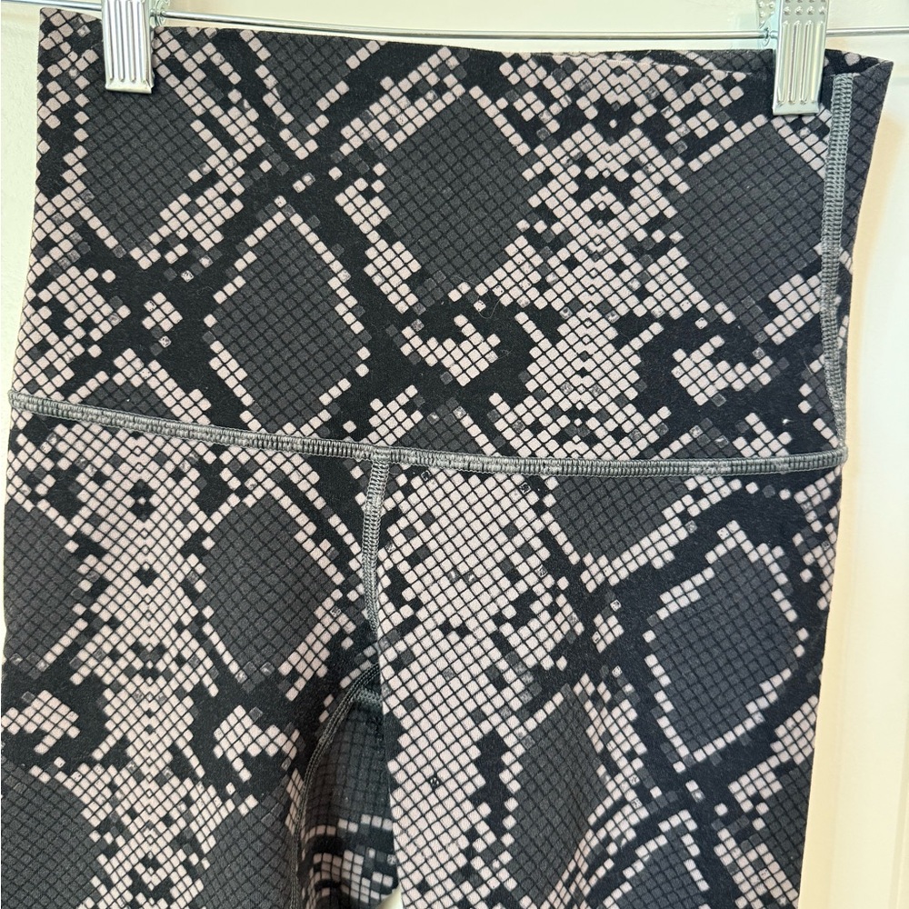 Lululemon Great Price! Black and Gray Graphic Leggings. Size 4 - Picture 2 of 8